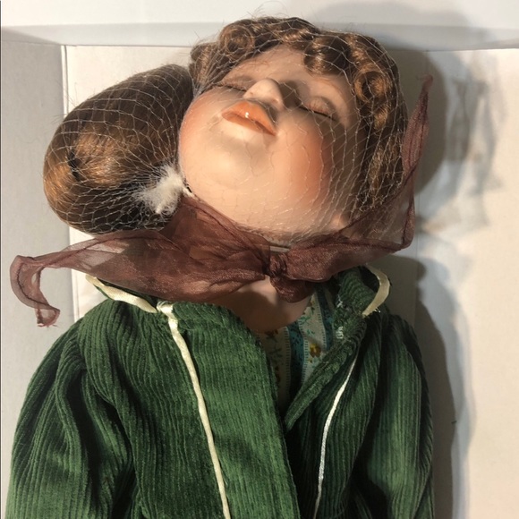 ERIN • TRADITIONS DOLL COLLECTION - Picture 4 of 11